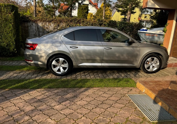 Skoda Superb cena 63000 przebieg: 242000, rok produkcji 2015 z Włoszczowa małe 154